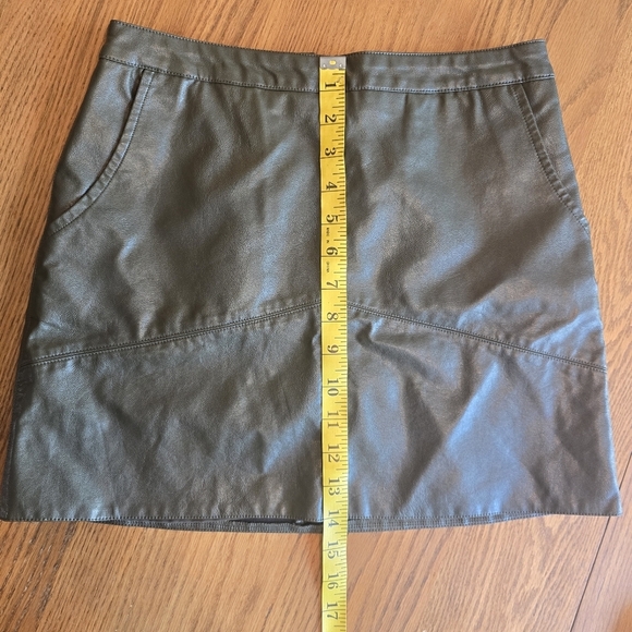 JUN & IVY Womens Olive Faux Leather Vegan Mini Skirt Size Small - Picture 5 of 7